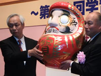 白河ダルマ進呈 福島日教販会 会長 西様