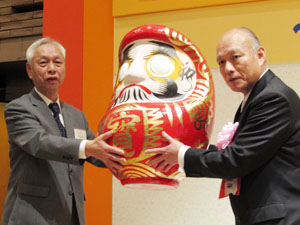 白河ダルマ受贈 福島日教販会 会長 西猛様